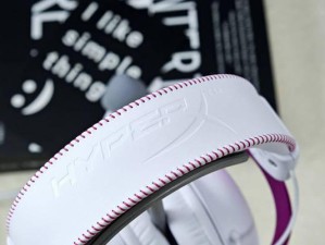 男性使用霓虹色耳机的时尚潮流趋势（颠覆传统，男士也能展现个性！）